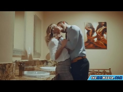 ❤️ Ke hoʻowalewale ʻia ʻoe e kahi blonde busty i kahi lumi hoʻomaha ākea ️ Super sex ma haw.fuckmymac.ru ﹏